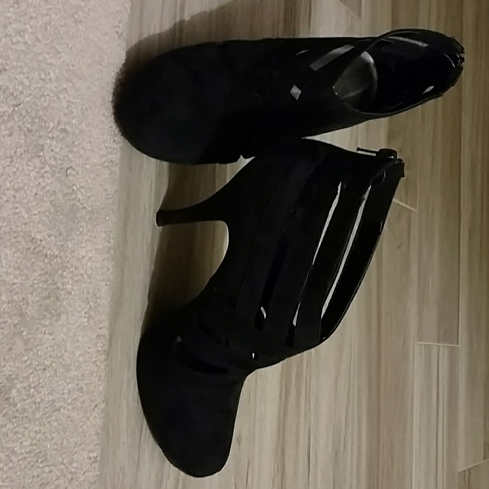 Apostrophe black suede-like booties